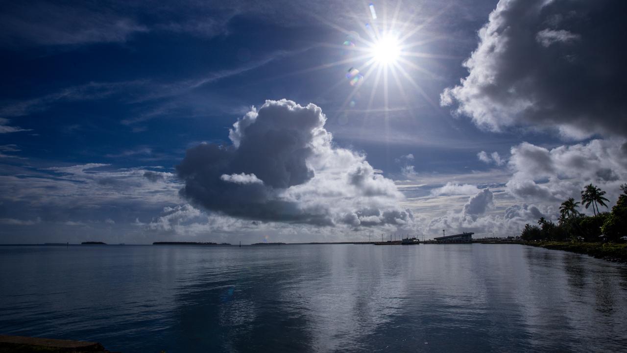 Die Sonne scheint am blauen Himmel über der Küste des Südpazifik auf der Hauptinsel des Inselstaats Tonga. 