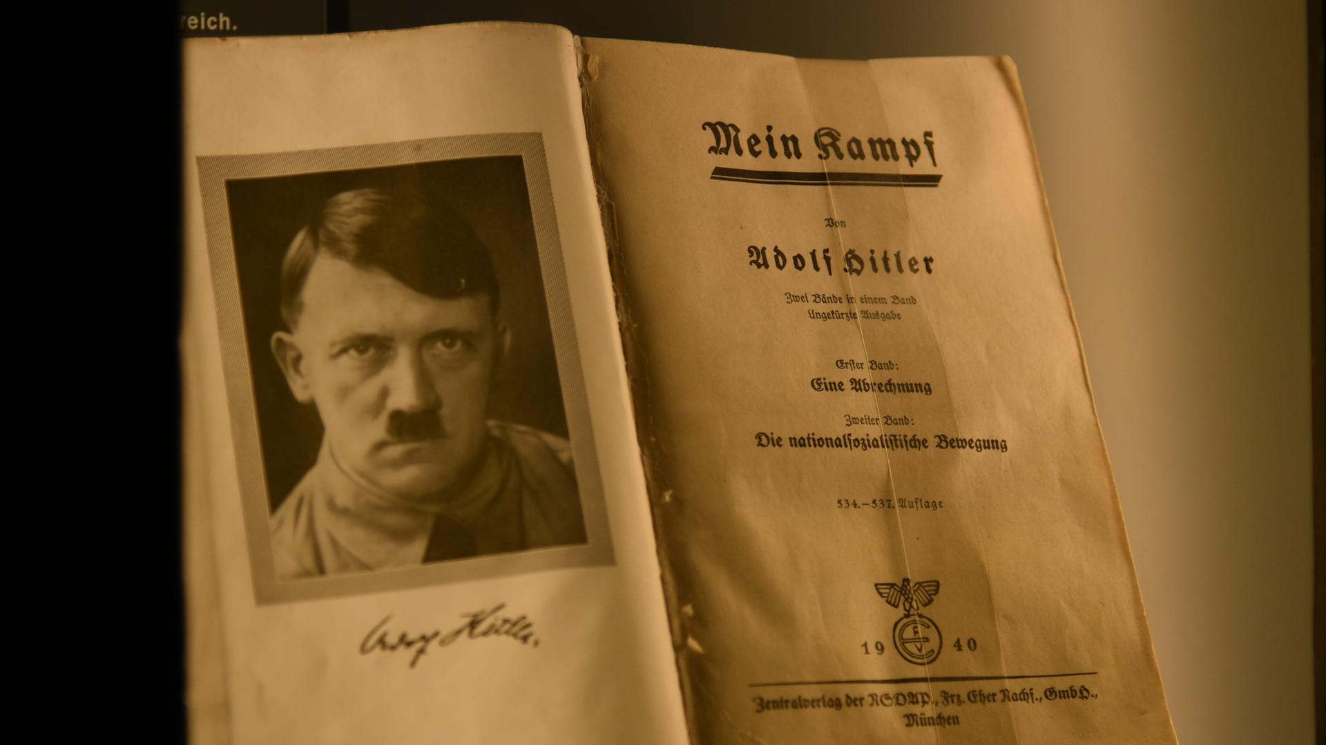 Das Bild zeigt das aufgeschlagene Buch "Mein Kampf" von Adolf Hitler