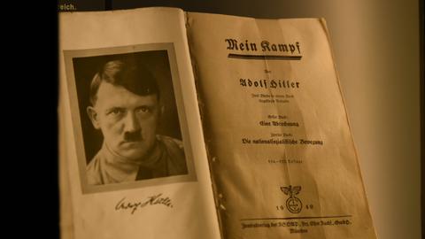 Das Bild zeigt das aufgeschlagene Buch "Mein Kampf" von Adolf Hitler