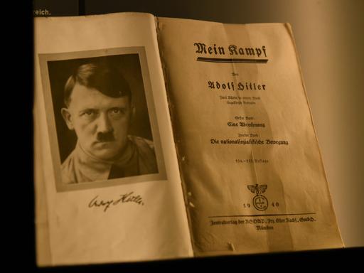 Das Bild zeigt das aufgeschlagene Buch "Mein Kampf" von Adolf Hitler