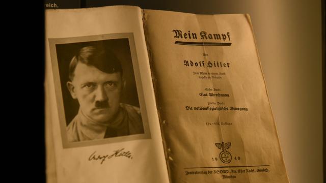 Das Bild zeigt das aufgeschlagene Buch "Mein Kampf" von Adolf Hitler