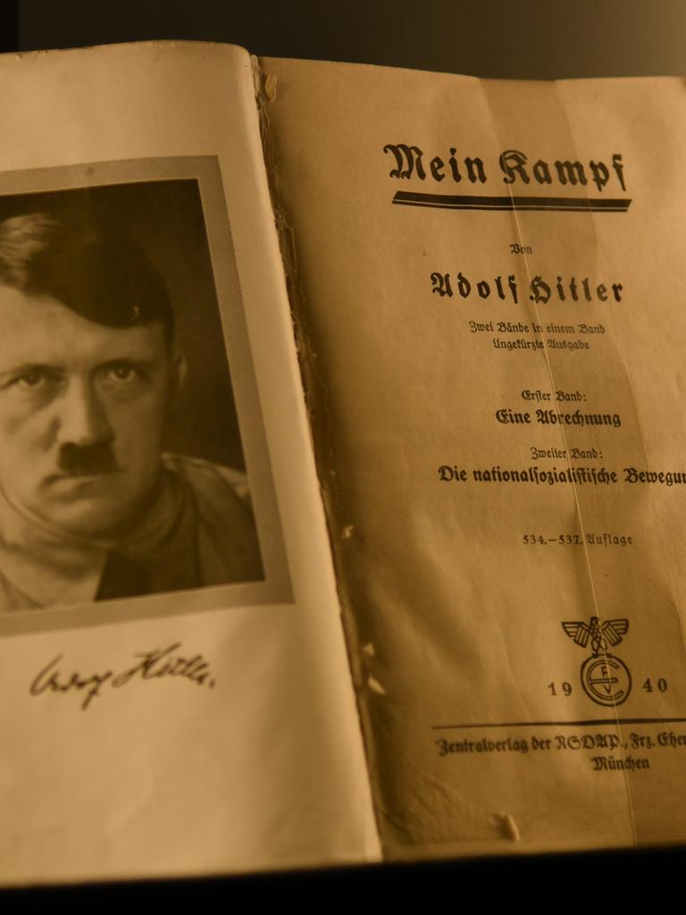 Das Bild zeigt das aufgeschlagene Buch "Mein Kampf" von Adolf Hitler