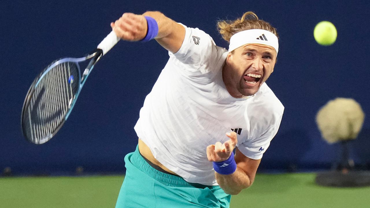 Tennisspieler Alexander Zverev bei einem kräftigen Schlag.