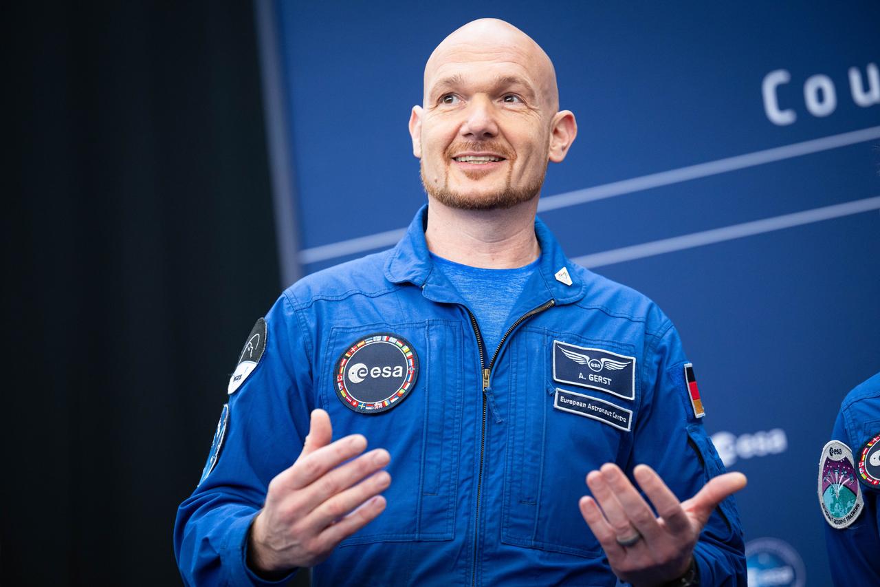 Astronaut Alexander Gerst im blauen Overall gestikuliert lächelnd bei der Esa-Ministerratstagung. Astronaut Alexander Gerst im blauen Overall gestikuliert lächelnd bei der Esa-Ministerratstagung.