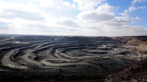 Das Bild zeigt einen Tagebau in China. Es handelt sich um die Bayan-Obo-Mine für Seltene Erden in der Inneren Mongolei. 