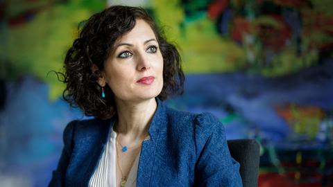 Porträt von Naika Foroutan, sie ist Migrations- und Integrationsforscherin an der Humboldt Universität Berlin.