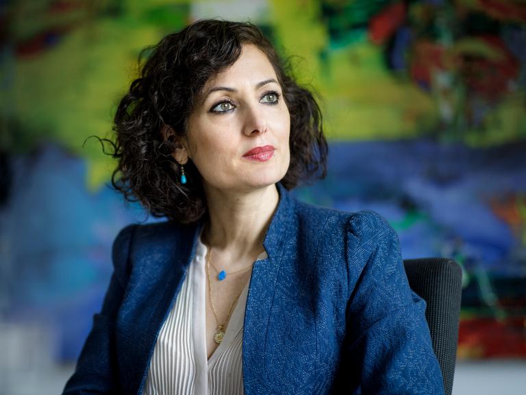 Porträt von Naika Foroutan, sie ist Migrations- und Integrationsforscherin an der Humboldt Universität Berlin.