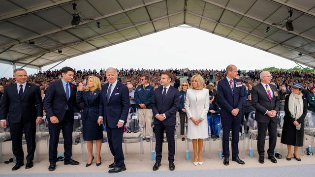 An der Zeremonie zum D-Day nehmen zahlreiche Staats- und Regierungschefs teil. Auf dem Bild zu sehen sind (von links nach rechts): Polens Präsident Duda, der kanadische Premier Trudeau, US-Präsident Biden mit Frau, Frankreichs Präsident Macron mit Frau, der britische Prinz William, der australische Generalgouverneur Hurley mit Frau. 