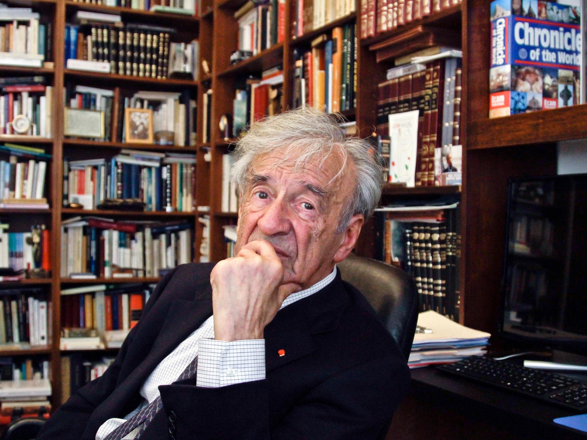 Elie Wiesel umgeben von Büchern im Jahr 2012 in seinem Arbeitszimmer in New York