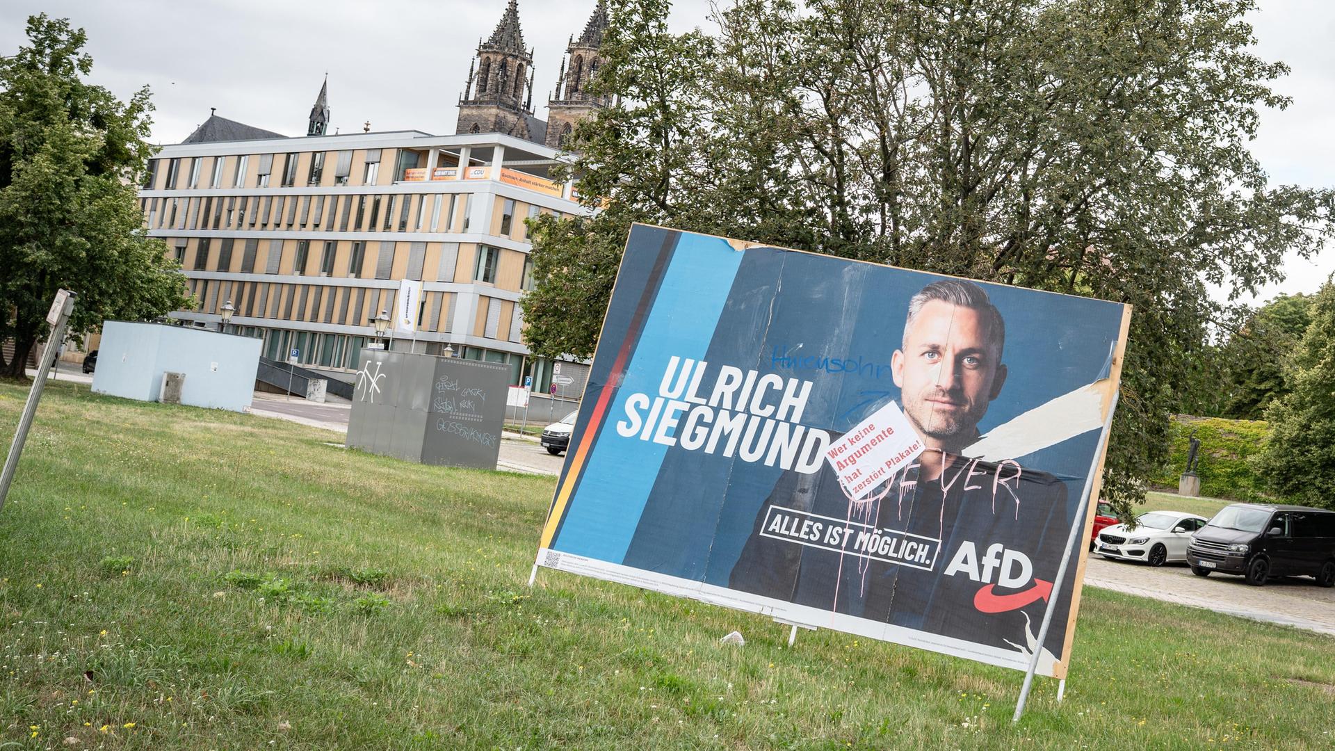 Beschädigtes Wahlplakat der AfD in Magdeburg Beschädigtes Wahlplakat der AfD in Magdeburg