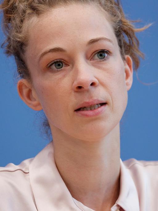 Helena Steinhaus, Gründerin des Vereins Sanktionsfrei, trägt eine helle Bluse und die blonden Haare hochgesteckt.