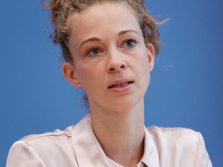 Helena Steinhaus, Gründerin des Vereins Sanktionsfrei, trägt eine helle Bluse und die blonden Haare hochgesteckt.