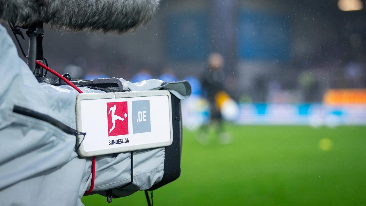 Eine Kamera mit "Bundesliga.de"-Aufschrift zeigt auf einen Fußballrasen