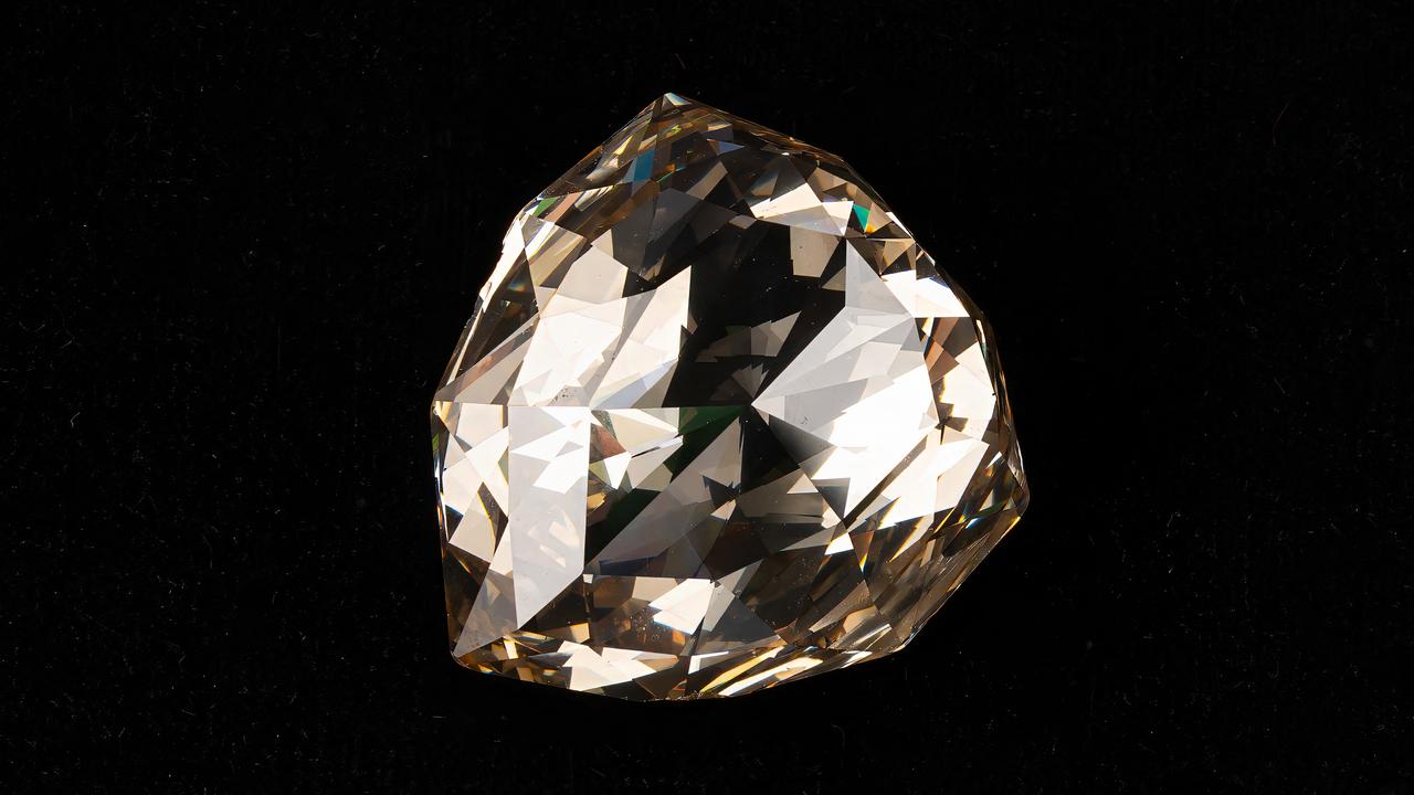 Ein riesiger, bräunlich schimmernder Diamant vor schwarzem Hintergrund.