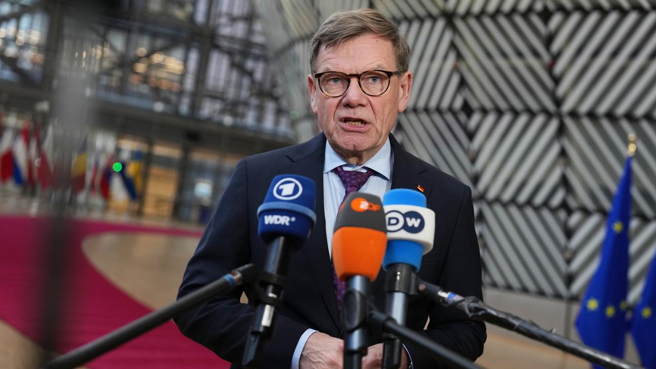 Außenminister Johann Wadephul spricht im Gebäude des Europäischen Rates in Brüssel.