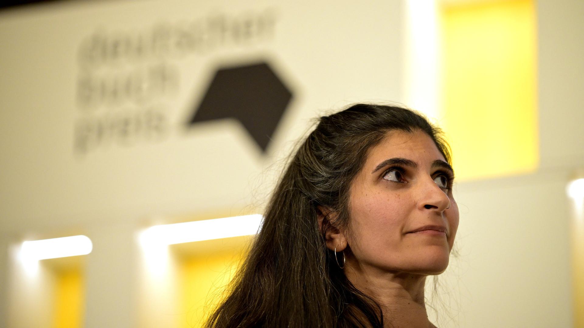 Die Autorin Shida Bazyar nimmt den Deutschen Buchpreis entgegen. Die Autorin Shida Bazyar nimmt den Deutschen Buchpreis entgegen.