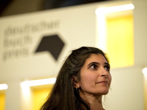 Die Autorin Shida Bazyar nimmt den Deutschen Buchpreis entgegen. 
