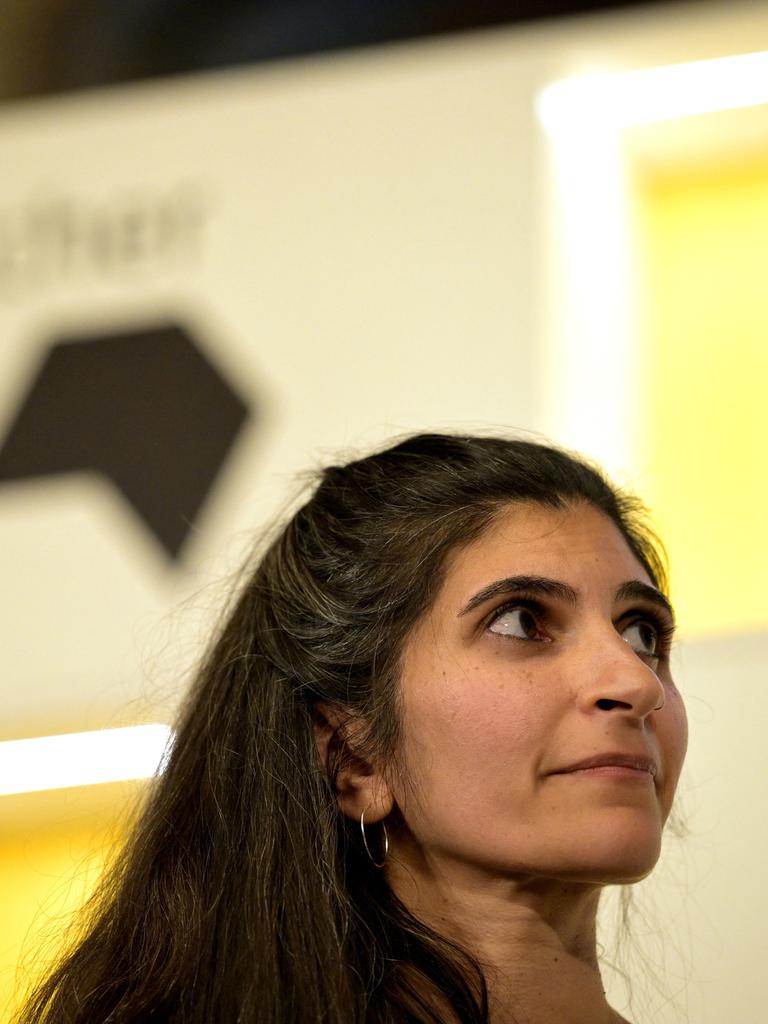 Die Autorin Shida Bazyar nimmt den Deutschen Buchpreis entgegen. 