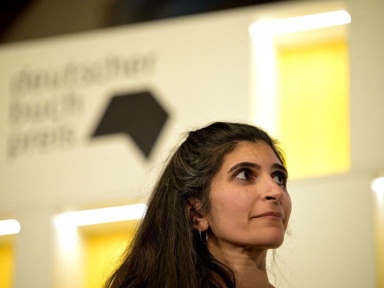 Die Autorin Shida Bazyar nimmt den Deutschen Buchpreis entgegen. Die Autorin Shida Bazyar nimmt den Deutschen Buchpreis entgegen.