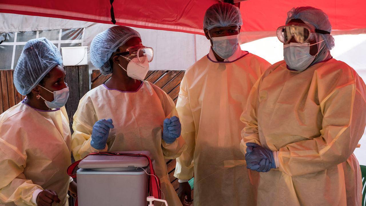 Das Bild zeigt ein Ärzteteam bei Impfmaßnahmen gegen das Ebola-Virus in einem Zelt in Uganda. 