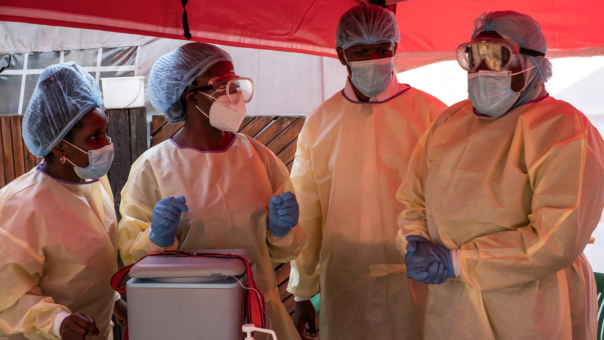 Das Bild zeigt ein Ärzteteam bei Impfmaßnahmen gegen das Ebola-Virus in einem Zelt in Uganda. 