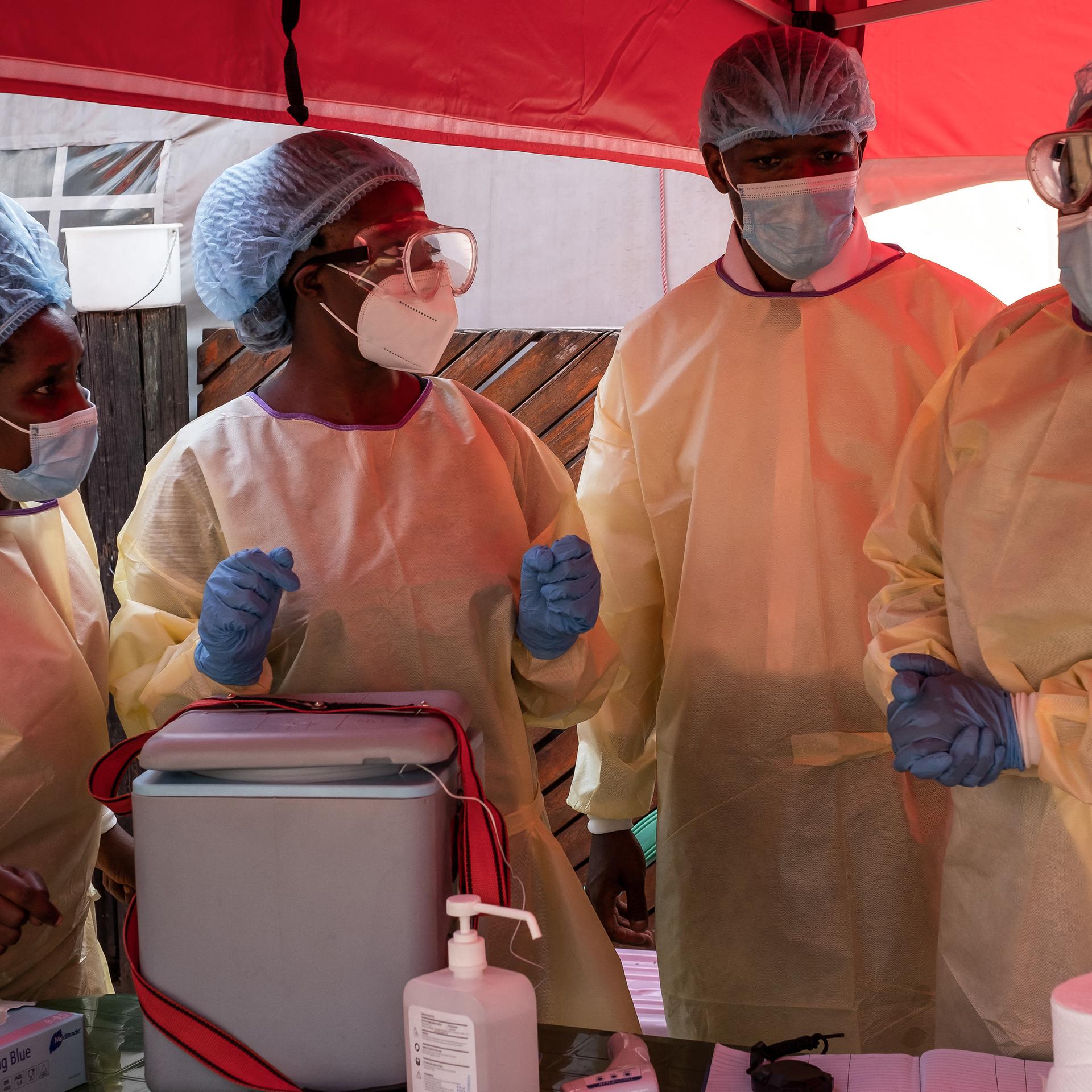 Das Bild zeigt ein Ärzteteam bei Impfmaßnahmen gegen das Ebola-Virus in einem Zelt in Uganda. 