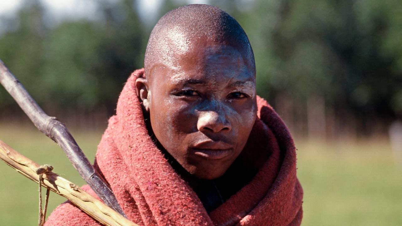 Junger Mann vom Volk der Xhosa in traditionellem Gewand