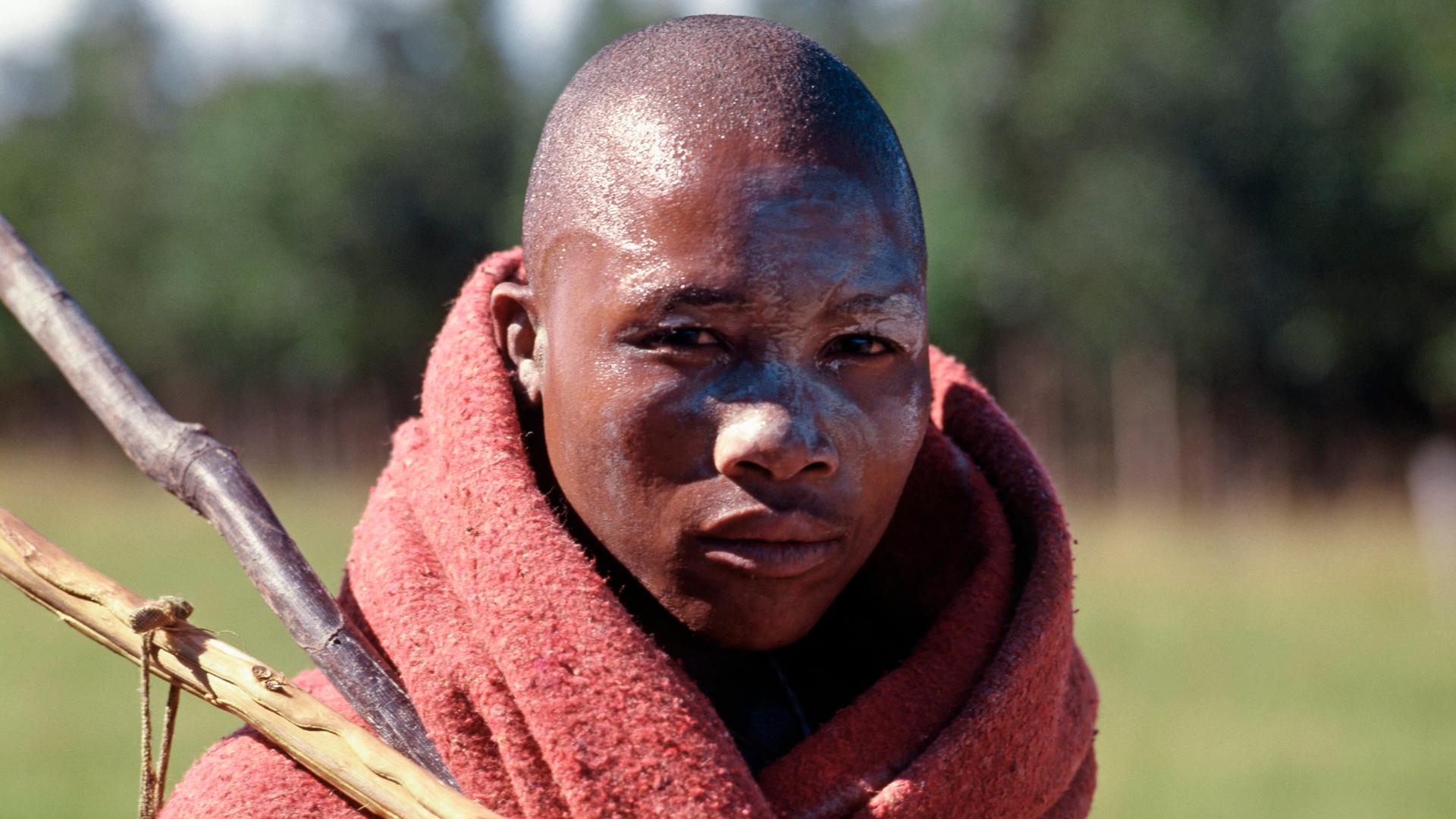 Junger Mann vom Volk der Xhosa in traditionellem Gewand Junger Mann vom Volk der Xhosa in traditionellem Gewand