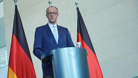 Bundeskanzler Friedrich Merz (CDU) nimmt an einem Pressestatement zur aktuellen internationalen und nationalen Lage im Bundeskanzleramt teil.
