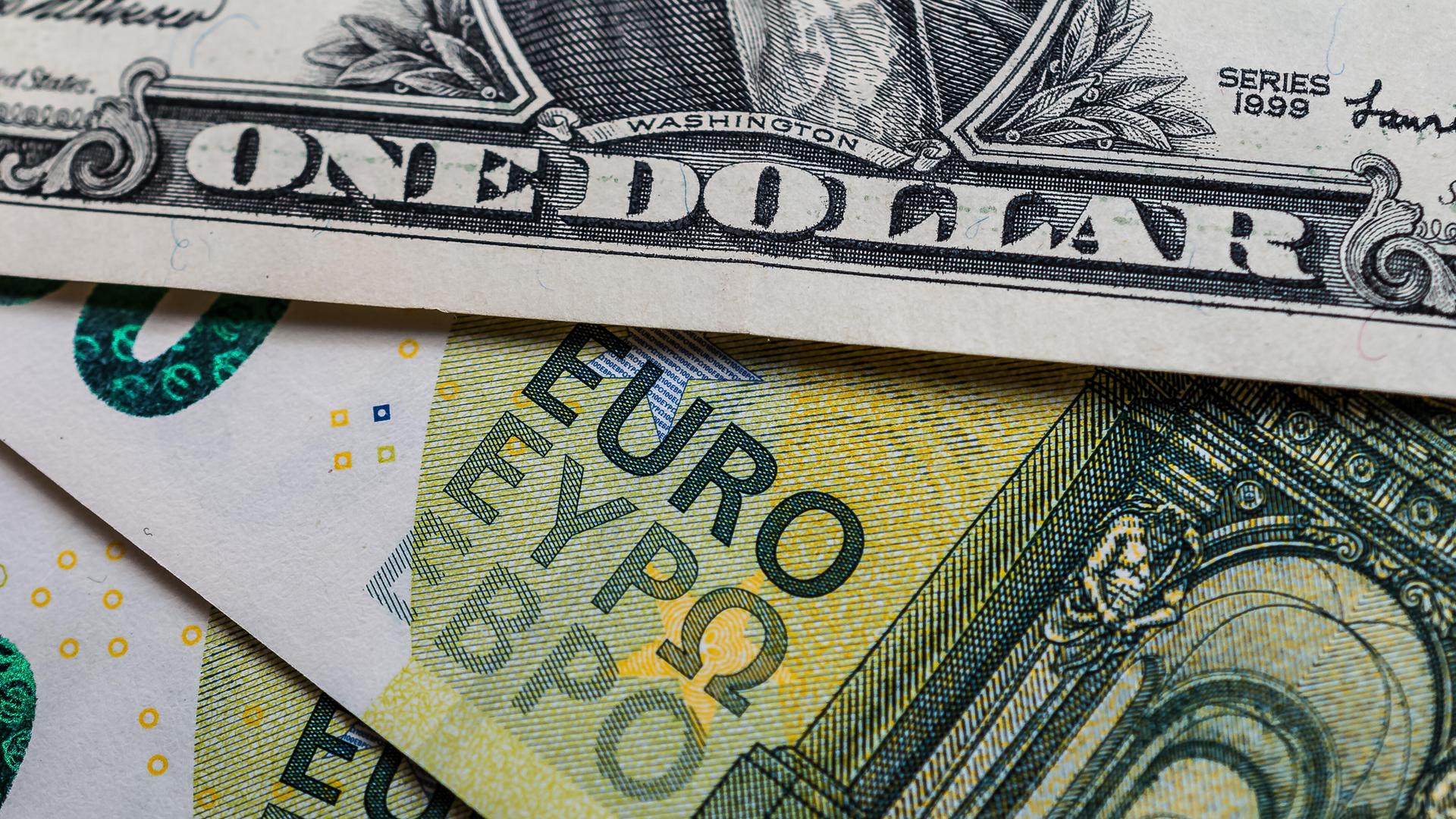 Eine US-Dollar-Banknote und zwei Euroscheine