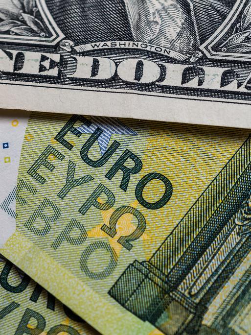 Eine US-Dollar-Banknote und zwei Euroscheine