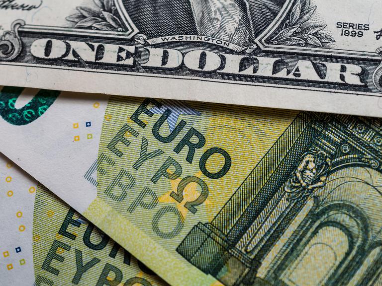 Eine US-Dollar-Banknote und zwei Euroscheine