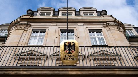 Ein Wappen mit dem Bundesadler ist am Bundesfinanzhof zu sehen.