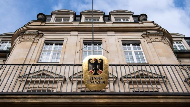 Ein Wappen mit dem Bundesadler ist am Bundesfinanzhof zu sehen.