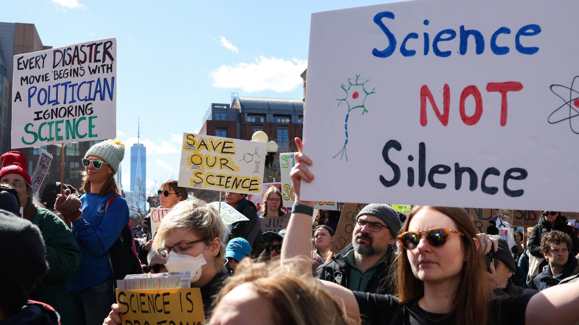 Das Foto zeigt demonstrierende Wissenschaftler am Washington Square in New York.