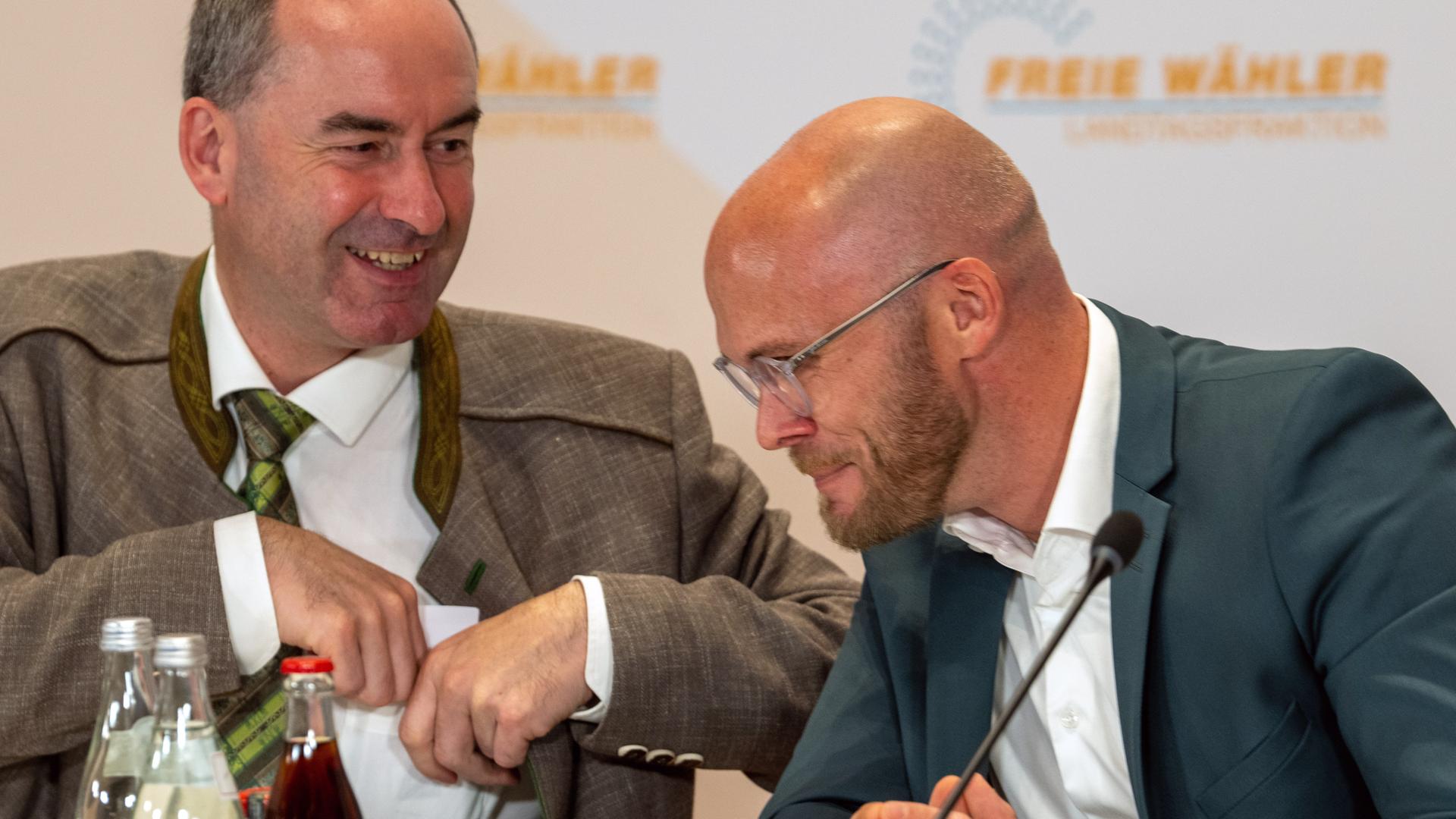 Bei der Abschluss-Pressekonferenz der Herbstklausur der Freie-Wähler-Landtagsfraktion spricht der Parteivorsitzender und bayerische Wirtschaftsminister Hubert Aiwanger (l) mit dem Parlamentarischen Geschäftführer Fabian Mehring.