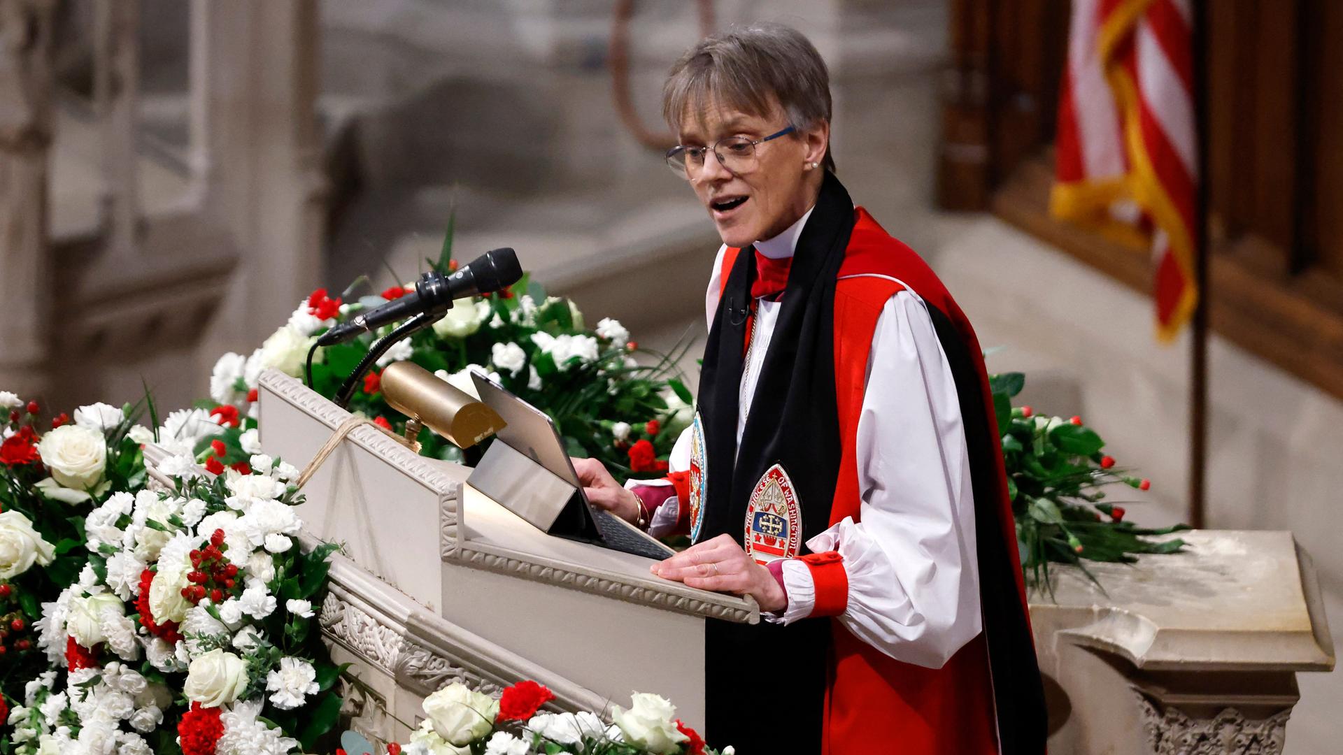 Die Bischöfin Mariann Edgar Budde spricht in einem Gottes-Dienst für den neuen US-Präsideten Trump in der Stadt Washington. 