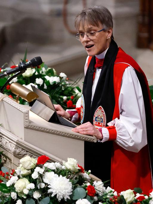 Die Bischöfin Mariann Edgar Budde spricht in einem Gottes-Dienst für den neuen US-Präsideten Trump in der Stadt Washington. 