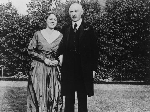 Konrad Adenauer und seine zweite Ehefrau Auguste geb. Zinsser posieren an ihrem Hochzeitstag im Jahr 1919 für ein Schwarz-Weiß-Foto.