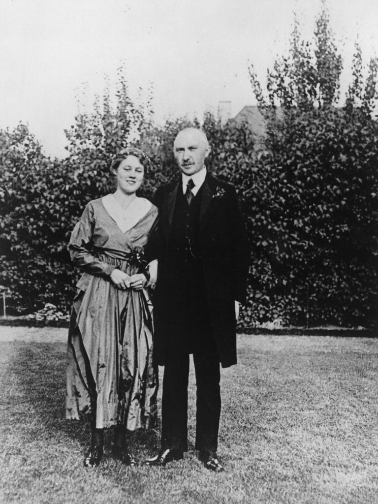 Konrad Adenauer und seine zweite Ehefrau Auguste geb. Zinsser posieren an ihrem Hochzeitstag im Jahr 1919 für ein Schwarz-Weiß-Foto.