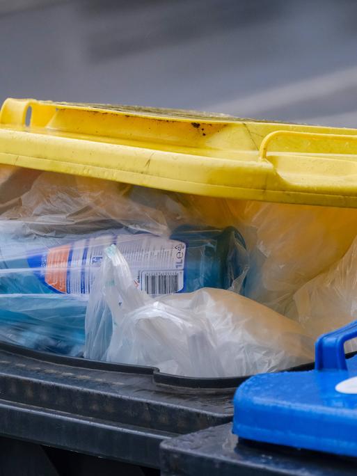 Eine überquellende "gelbe Tonne" mit Plastikmüll. 