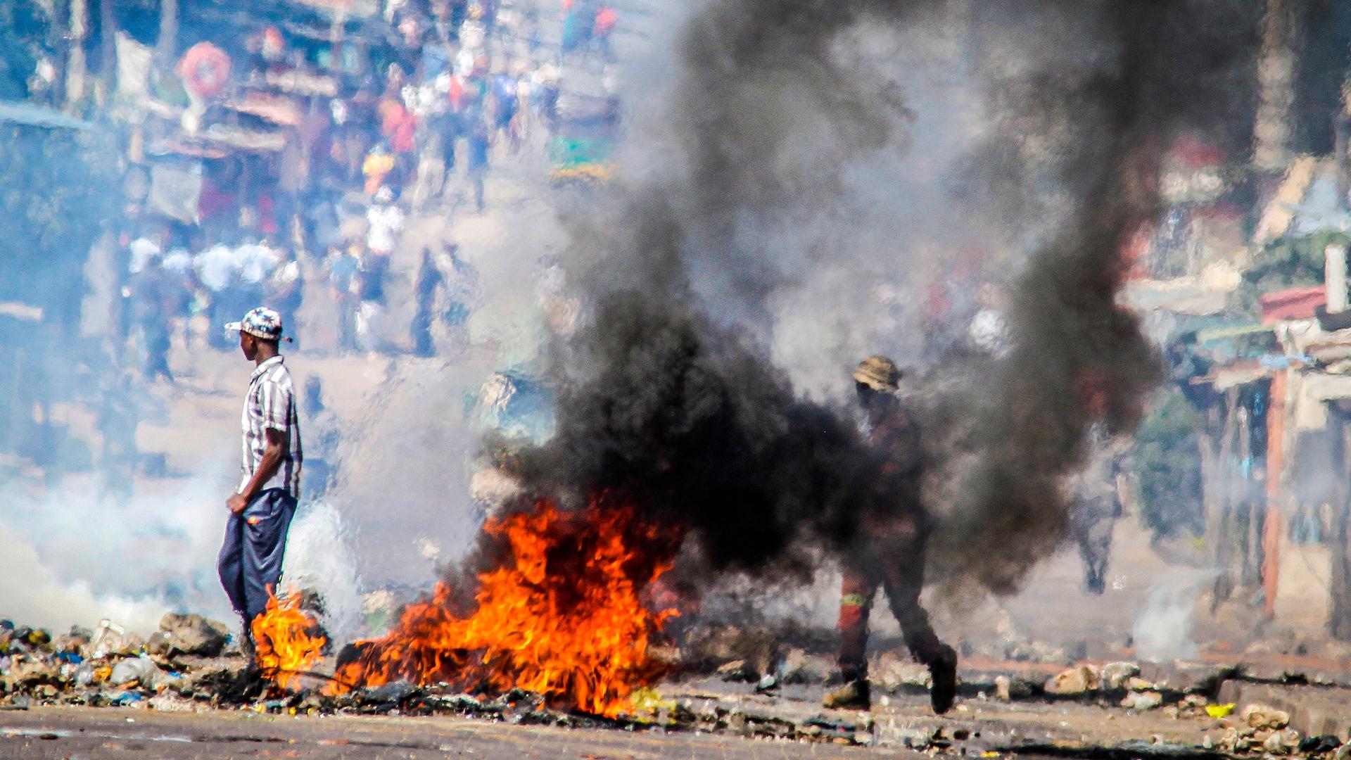 Eine Barrikade brennt in Mosambiks Hauptstadt Maputo.