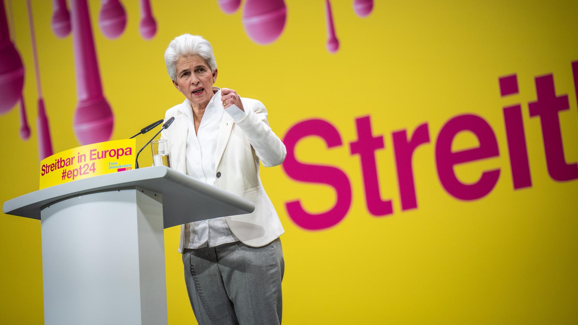 Marie-Agnes Strack-Zimmermann (FDP) spricht bei ihrer Bewerbungsrede beim Europaparteitag der Liberalen. 