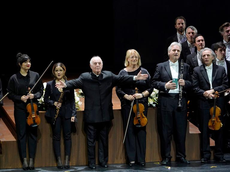 Daniel Barenboim und die Staatskapelle Berlin beim Schlussapplaus bei der Premiere der Oper von Wolfgang Amadeus Mozart.