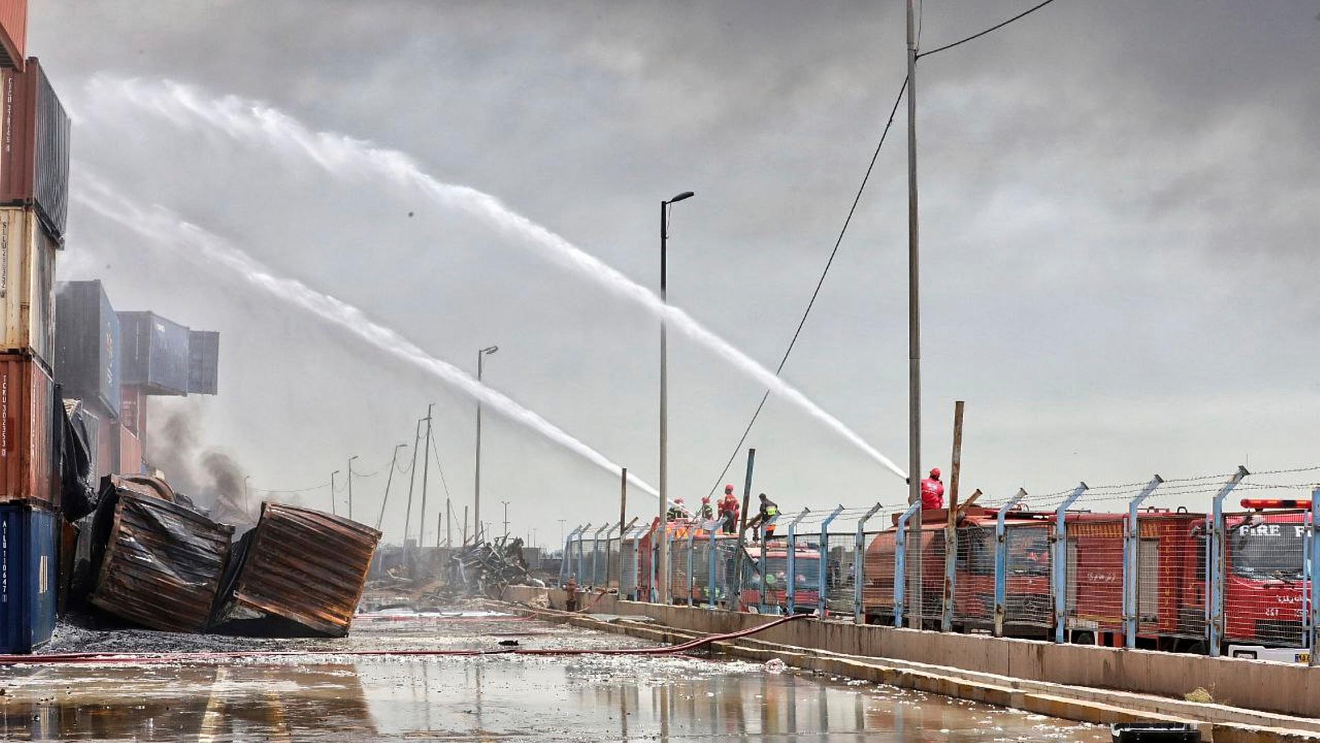 Feuerwehrleute löschen das Feuer, nachdem eine massive Explosion und ein Brand den Hafen Shahid Radschaei in der Nähe der südlichen Hafenstadt Bandar Abbas im Iran erschüttert hatten. Feuerwehrleute löschen das Feuer, nachdem eine massive Explosion und ein Brand den Hafen Shahid Radschaei in der Nähe der südlichen Hafenstadt Bandar Abbas im Iran erschüttert hatten.