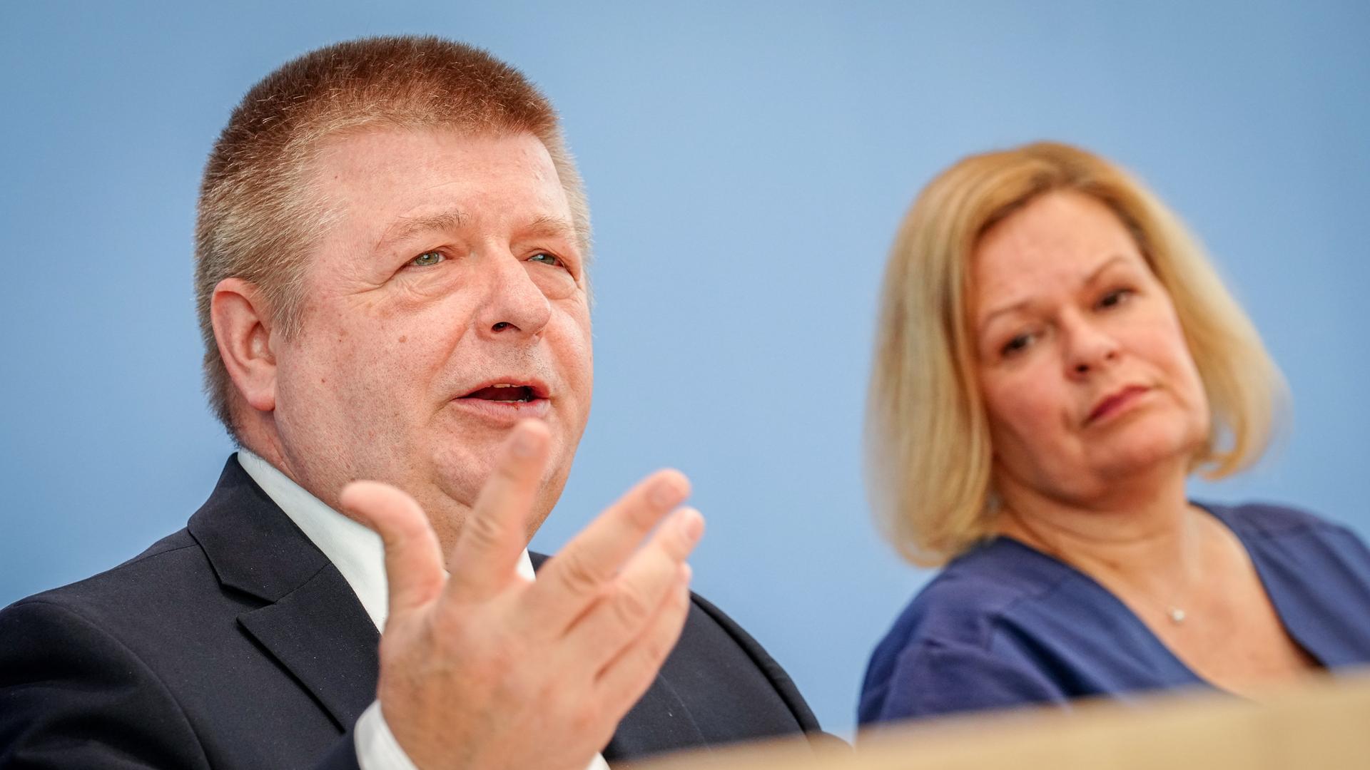 Berlin: Nancy Faeser, Bundesministerin für Inneres und Heimat, und Thomas Haldenwang, Präsident des Bundesamtes für Verfassungsschutz (BfV), stellen bei einer Pressekonferenz den Verfassungsschutzbericht 2023 vor. 