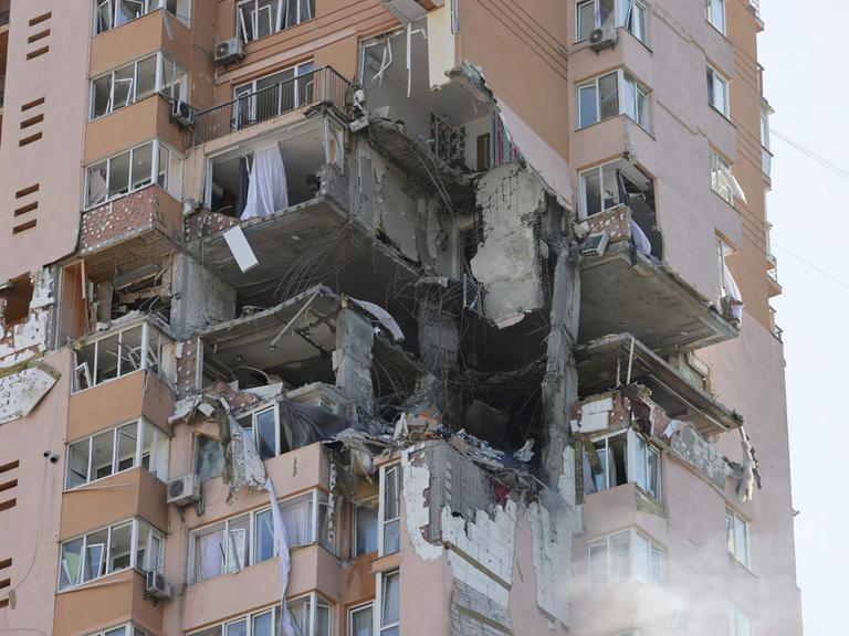 Ein Bombenloch in einem Wohnhaus in Kiew, Ukraine am 26.02.2022.