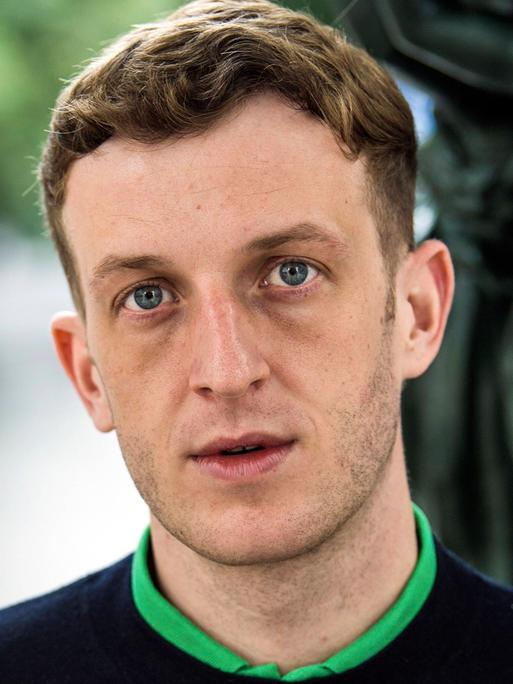 Édouard Louis im Porträt. Édouard Louis im Porträt.