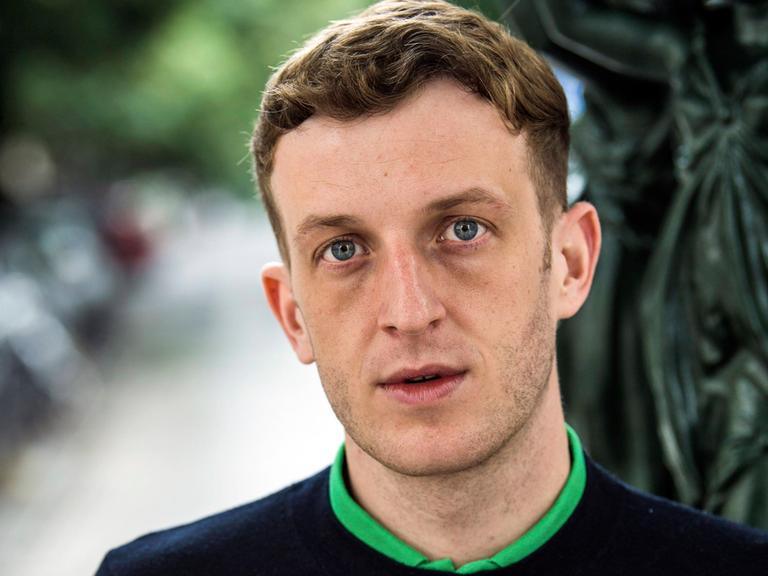 Édouard Louis im Porträt. Édouard Louis im Porträt.