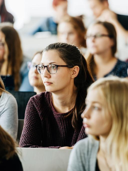 Eine Gruppe von Studierenden in einem Hörsaal